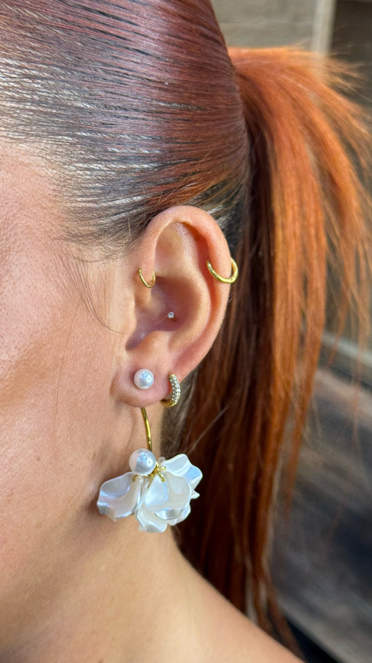 Flower pearl earrings